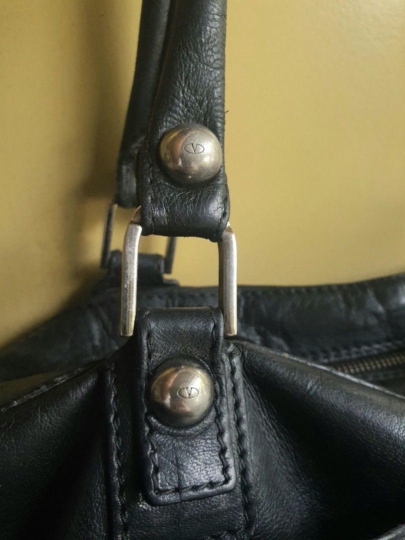Valentino Bow Shoulder/Tote bag (Category: Luxury Bags & Wallets) located in Davao. Submitted by moodsale (Listing ID 1332501289, Image 3). Description: Valentino Bow Bag Size : Large top zip closure (valentino zipper) corners all good message me to send mo pictures sf c/o buyer.