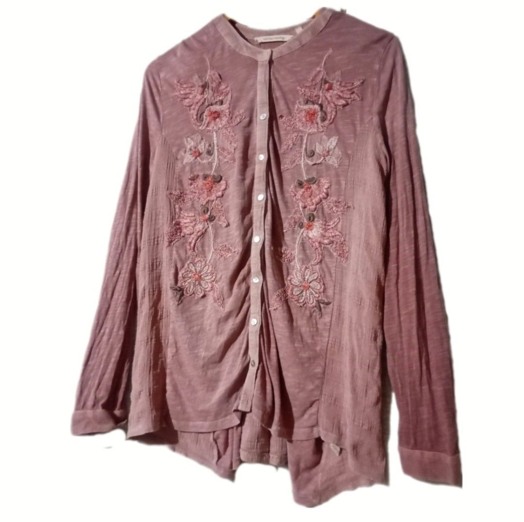 (2 for 500)|(2XL)Plus size SOFT SURROUNDINGS OLD ROSE MIX FABRIC EMBROIDERED LONG SLEEVE TOP-Boho,Artsy,Bohemian, Cottagecore, Lagenlook (Category: Longsleeves) located in Rizal. Submitted by kakaibafinds (Listing ID 1332739773, Image 3). Description: Bust:44 inches CODE:122462 Sleeves:27", Length:28-31 inches -2 tone fabric, Pearl buttons,Back slit,Long back,Button down Measurements are based on tape measure and not the tag. Shipping fee to shou