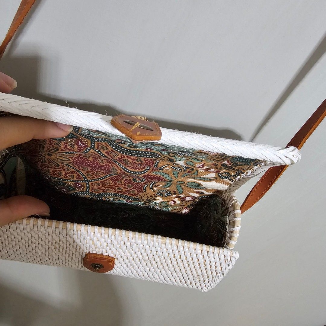 Abaca Sling Bag (Category: Clutches) located in Quezon City. Submitted by fpla01 (Listing ID 1332650287, Image 2). Description: bought it in Bali not gonna use it anymore.