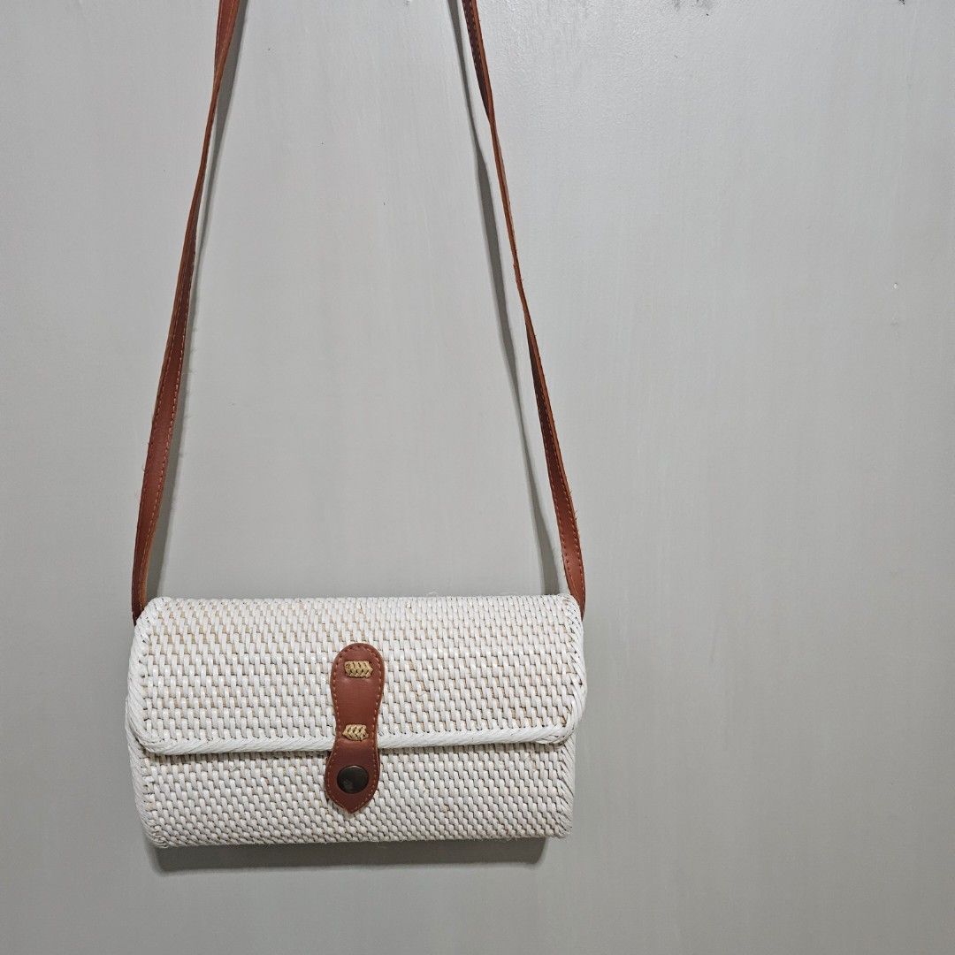 Abaca Sling Bag (Category: Clutches) located in Quezon City. Submitted by fpla01 (Listing ID 1332650287, Image 1). Description: bought it in Bali not gonna use it anymore.