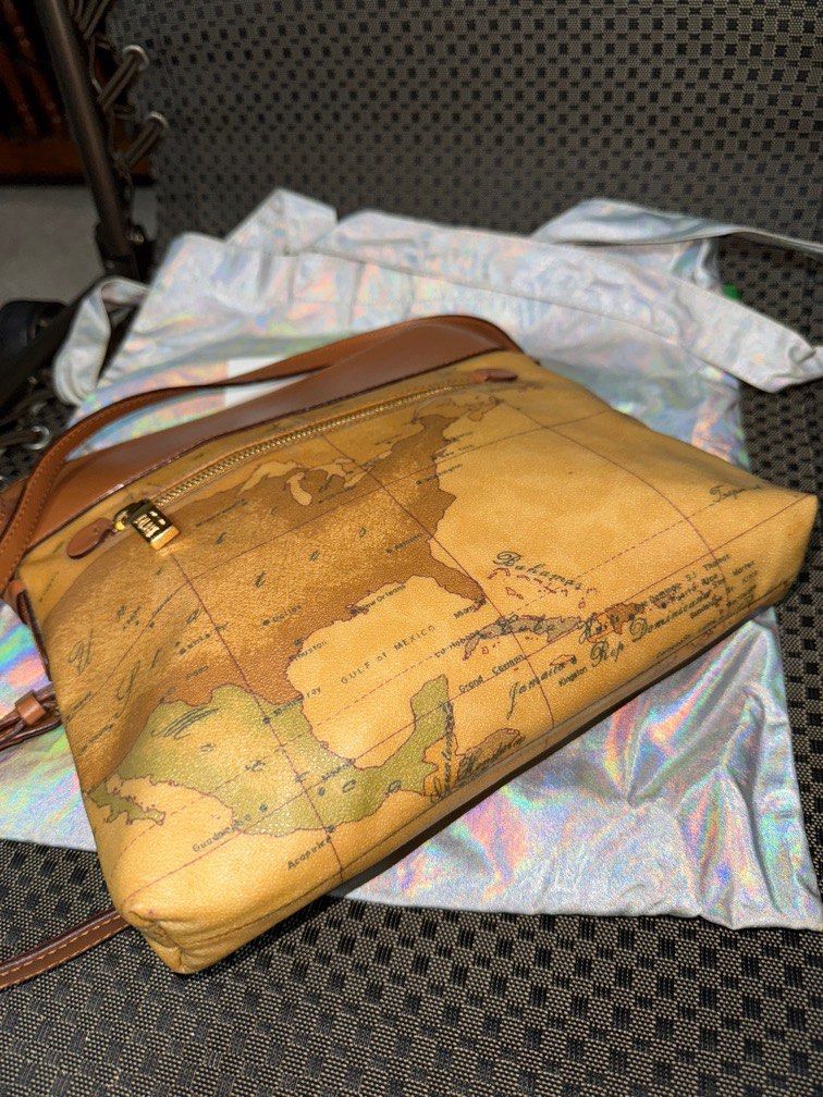 Alviero Sling (Category: Luxury Bags & Wallets) located in Imus. Submitted by avielicious (Listing ID 1332731187, Image 2). Description: .