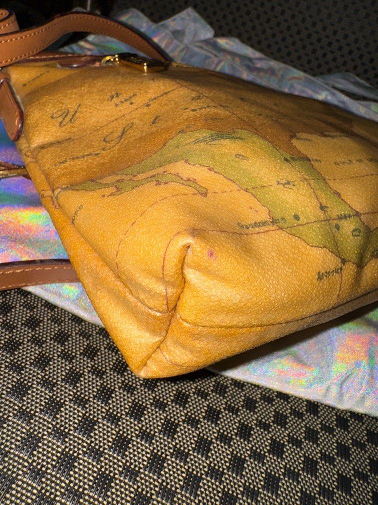 Alviero Sling (Category: Luxury Bags & Wallets) located in Imus. Submitted by avielicious (Listing ID 1332731187, Image 3). Description: .