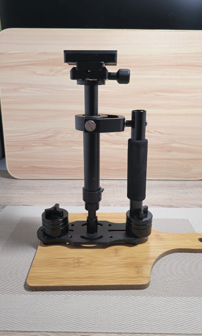 camera stabilizer (Category: Gimbals & Stabilisers) located in Shah Alam. Submitted by mr_emi (Listing ID 1332677278, Image 1). Description: Assalamualaikum & Salam sejahtera ada satu stabilizer tapi plate dia tak ada boleh nego untuk serious buyer jualan kemas rumah.