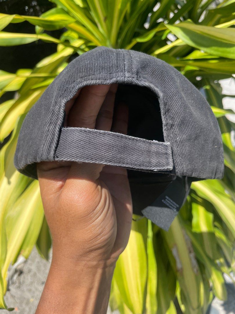 Cap (Category: Cap & Hats) located in Dungun. Submitted by fathi5103 (Listing ID 1332652136, Image 3). Description: Cap Balenciaga Orignal Orignal.