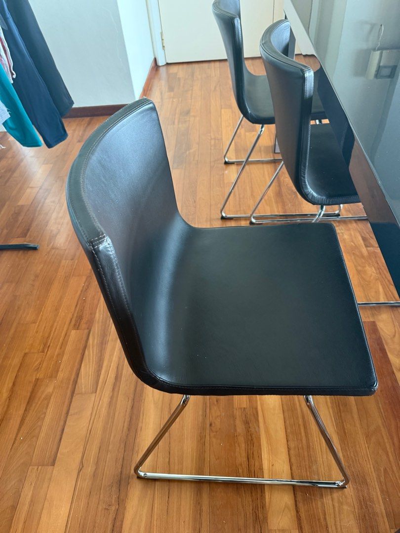 Dining Table set (Category: Tables & Sets) located in Singapore. Submitted by laurafg (Listing ID 1332640098, Image 3). Description: Dinning table and 6 chairs.