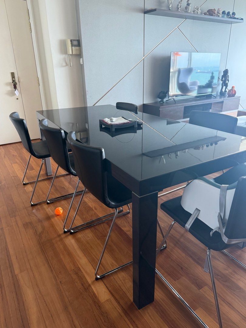Dining Table set (Category: Tables & Sets) located in Singapore. Submitted by laurafg (Listing ID 1332640098, Image 1). Description: Dinning table and 6 chairs.