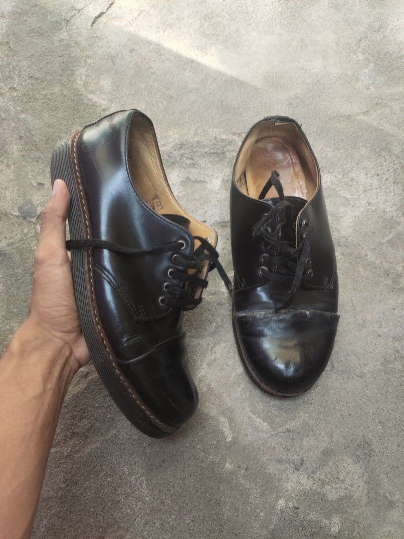 Docmart Leigh, Fesyen Pria, Sepatu Sneakers di Carousell