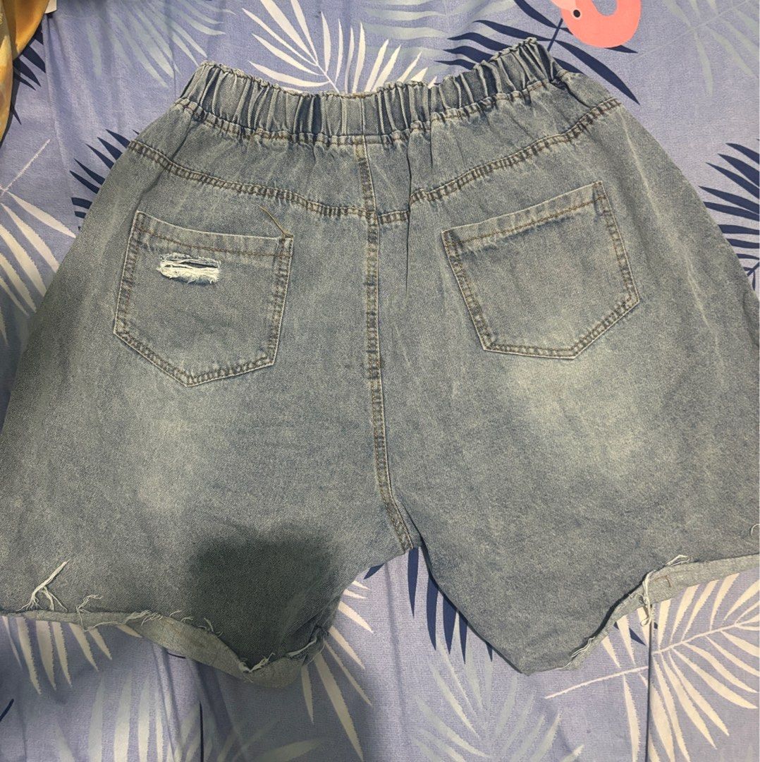 Garterizes tattered shorts (unisex) (Category: Shorts) located in Cavite. Submitted by katorein (Listing ID 1332631630, Image 2). Description: - size: 33 to 36 - tattered shorts - garterized.