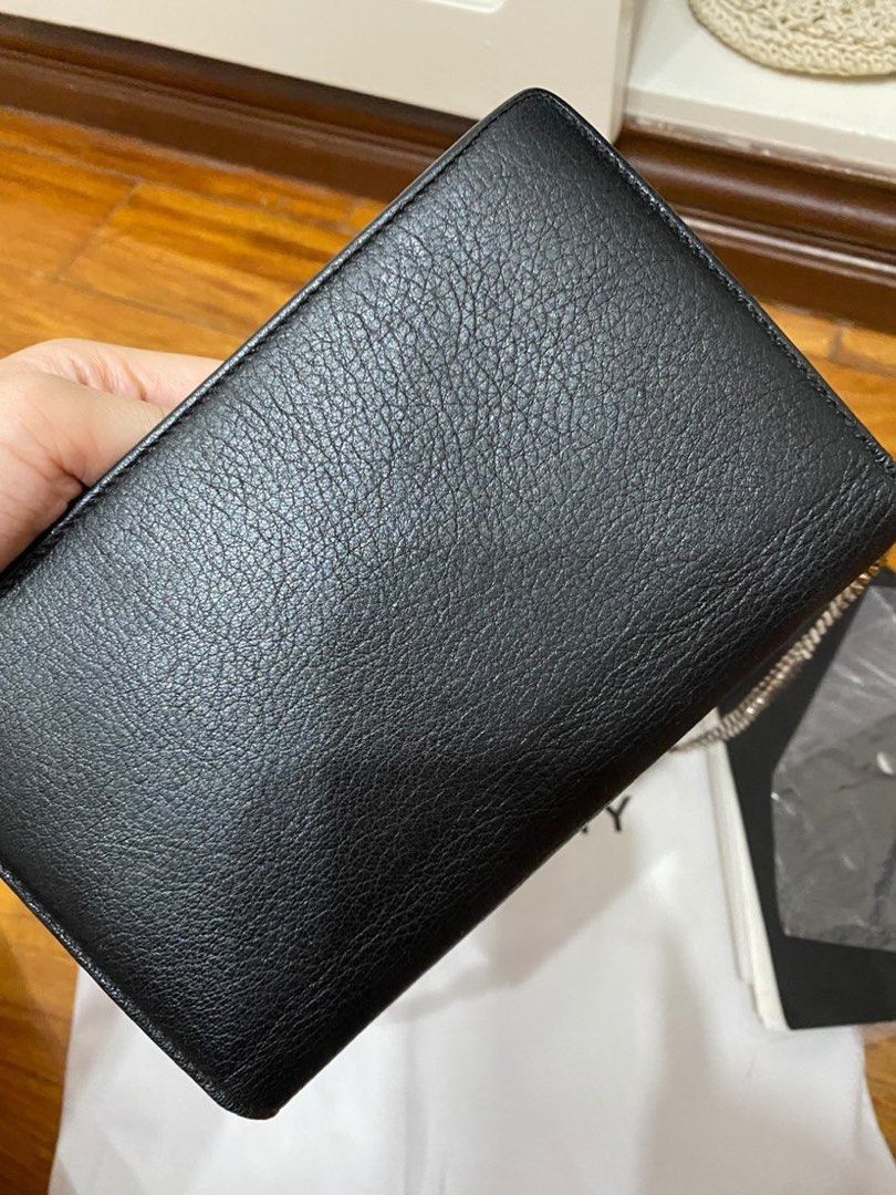 Givenchy sling bag (Category: Luxury Bags & Wallets) located in Bulacan. Submitted by sssss45 (Listing ID 1332732375, Image 3). Description: .