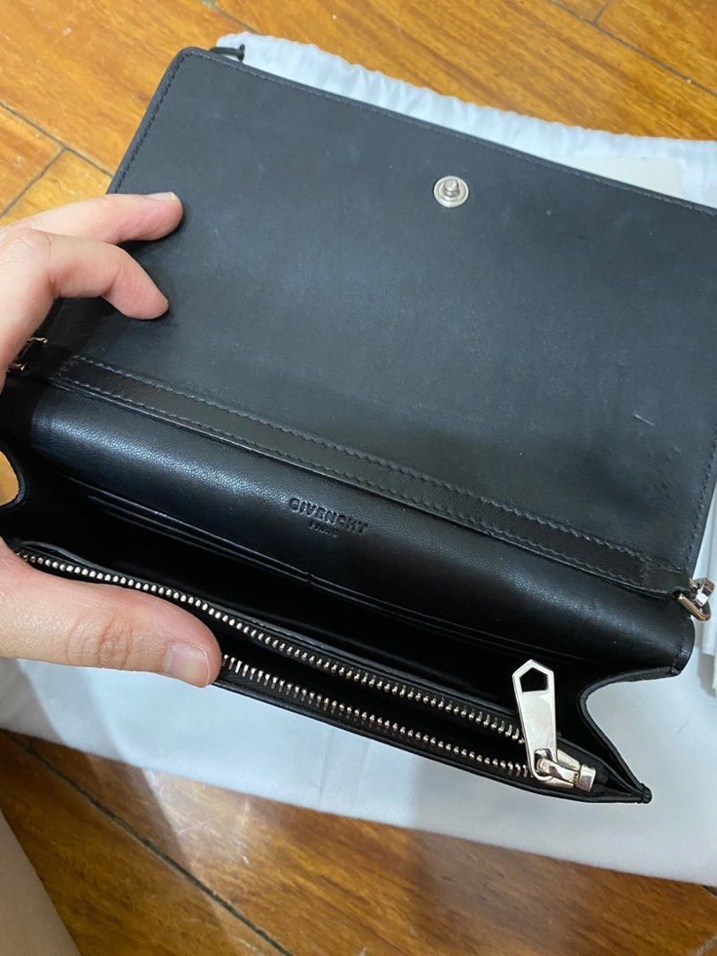 Givenchy sling bag (Category: Luxury Bags & Wallets) located in Bulacan. Submitted by sssss45 (Listing ID 1332732375, Image 2). Description: .
