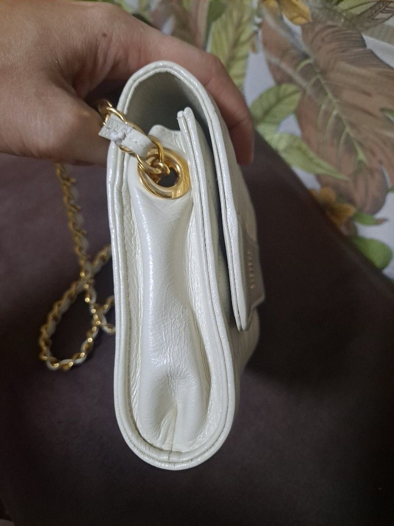 HANAE MORI BAG w/ freebie (Category: Purses & Pouches) located in Davao. Submitted by jcnitz (Listing ID 1332708365, Image 3). Description: With flaws nag powder n ang sa loob nya pero yung labas maganda pa din.. Freebie Gianni Valentino.
