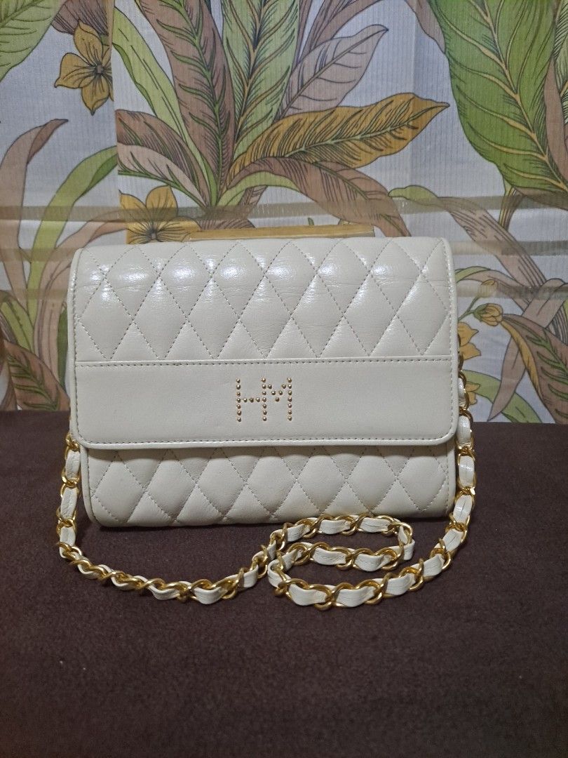 HANAE MORI BAG w/ freebie (Category: Purses & Pouches) located in Davao. Submitted by jcnitz (Listing ID 1332708365, Image 1). Description: With flaws nag powder n ang sa loob nya pero yung labas maganda pa din.. Freebie Gianni Valentino.