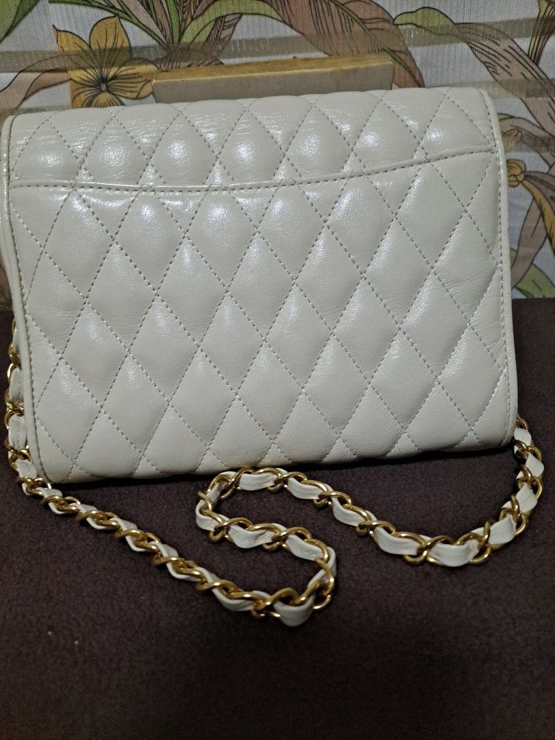 HANAE MORI BAG w/ freebie (Category: Purses & Pouches) located in Davao. Submitted by jcnitz (Listing ID 1332708365, Image 2). Description: With flaws nag powder n ang sa loob nya pero yung labas maganda pa din.. Freebie Gianni Valentino.