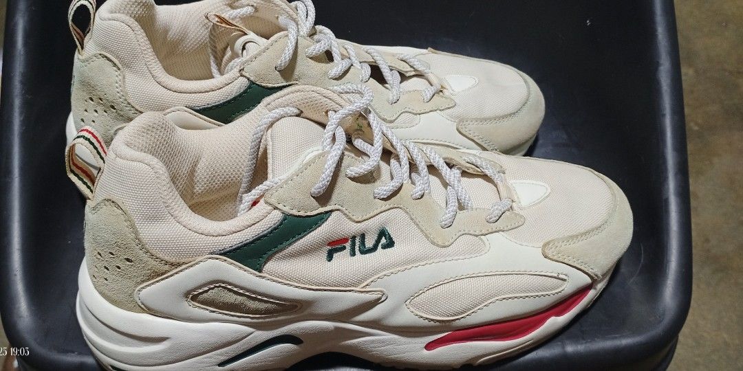 Preloved Fila Shoes Men s Fashion Footwear Casual Shoes on Carousell