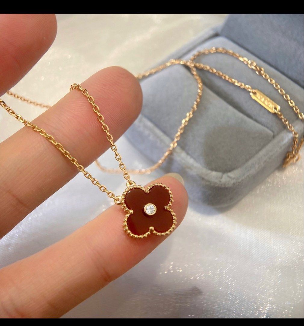 Cliquez ici pour voir le collier en nacre Van Cleef