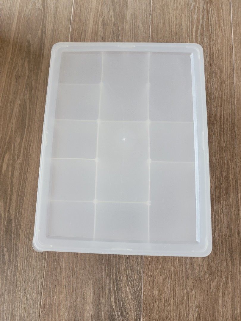 Stackable Storage Boxes with Removable Partitions （分類：收納箱及袋）位於 Hong Kong。 由 andymochi 提交（商品編號 1332669155，圖片 3）。簡介： Stackable white plastic storage boxes with removable partitions. They were previously used to store kids toys. It is $10 per box. The dimensions are 24cm(W) by 32 cm(L) by 9cm(H). Pick up at Kai Tak Mtr Station. 。