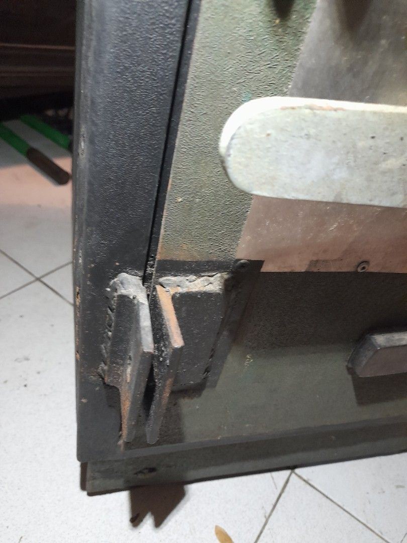 Vintage vault (Category: Locks, Doors & Gates) located in Caloocan City. Submitted by rpn90 (Listing ID 1332752504, Image 3). Description: for sale safety vault lock mechanism defective but with 2 thick metal plate lock for padlock use... pickup navotas city dm for details.