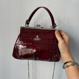 (Category: ) located in . Submitted by disneynpreloved (Listing ID 1332597473, Image 1). Description: .