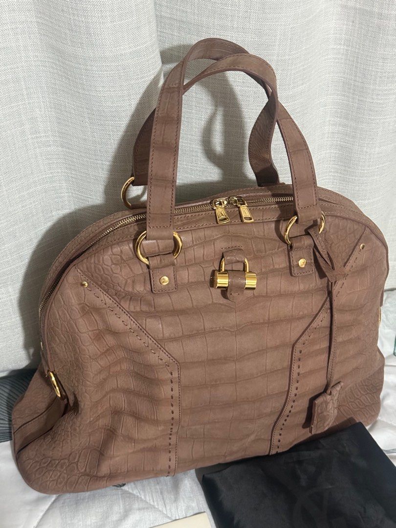 YSL CROC CABAS CHIC (Category: Luxury Bags & Wallets) located in Makati City. Submitted by annaleelim (Listing ID 1332755814, Image 3). Description: FOR SALE YSL CROC CABAS CHIC LARGE EXCELLENT CONDITION COMES WITH DUTBAG & CARE CARDS ASKING 22,000 NO LOWBALLERS!!!! PASS SA BARAT!!!!!.