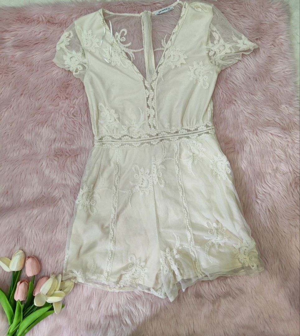 Zara Cream Lace Romper (Category: Rompers) located in San Vicente. Submitted by modamorphosis (Listing ID 1332650655, Image 2). Description: .