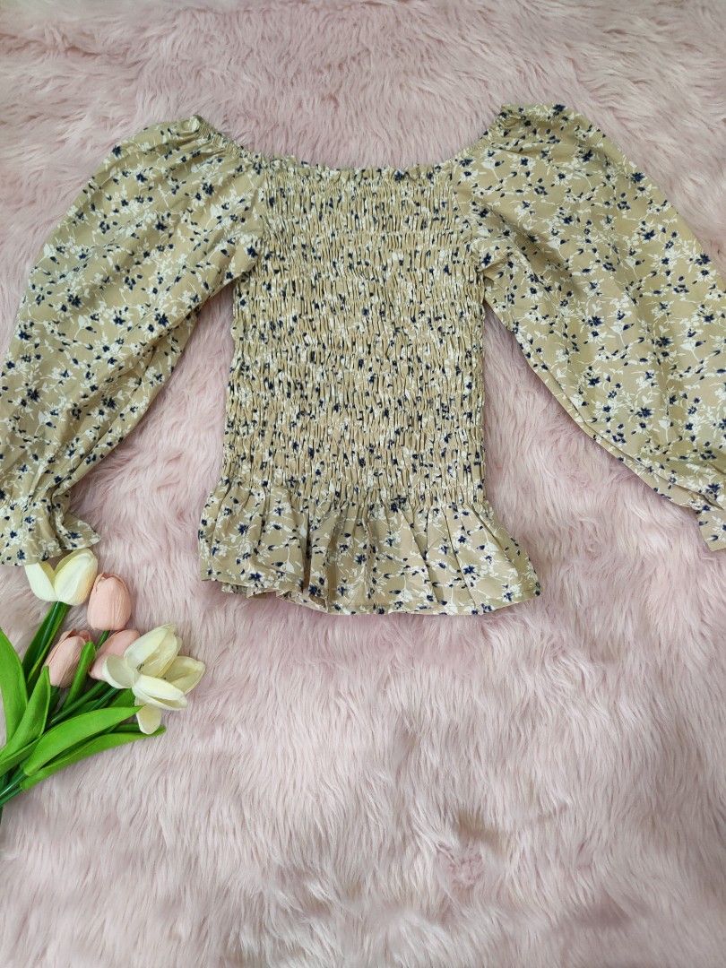Zara Floral Puff Crop Top (Category: Others Tops) located in San Vicente. Submitted by modamorphosis (Listing ID 1332651834, Image 1). Description: .
