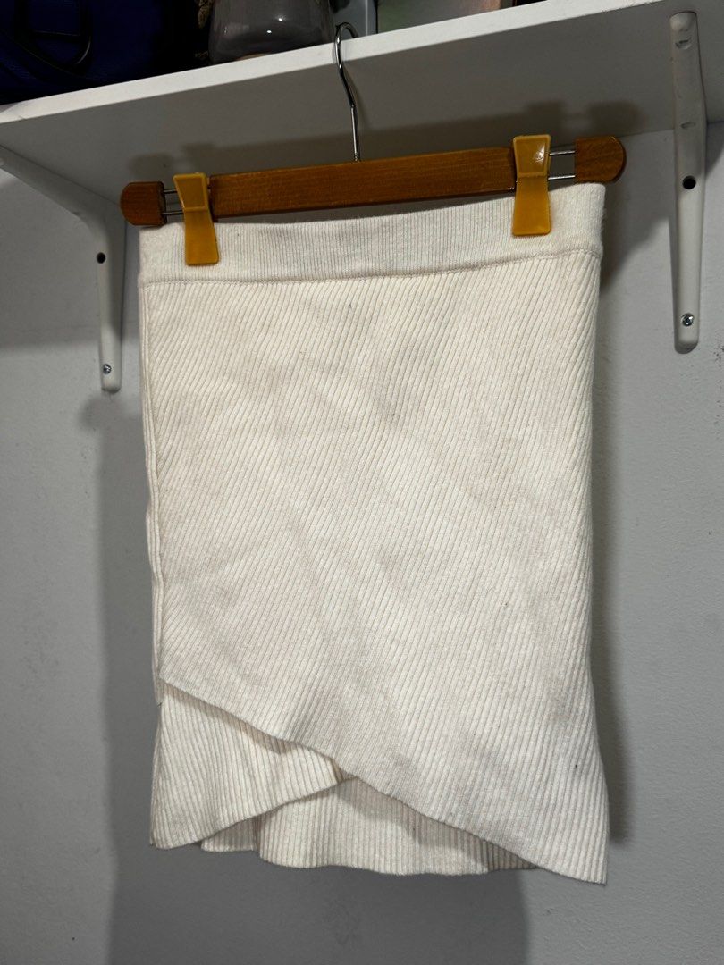 Zara Knitted White Skirt (Category: Skirts) located in Taytay. Submitted by prettybasic.clo (Listing ID 1332690592, Image 1). Description: Waist: M on tag (27-28in) Length: 15.5in W/ minimal stain .