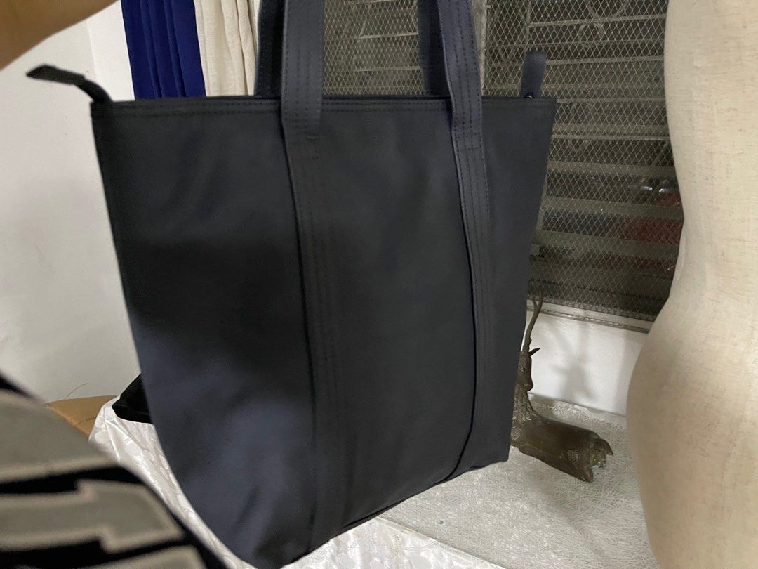 Authentic Lacoste Tote Bag (Category: Luxury Bags & Wallets) located in Quezon City. Submitted by onestock2024 (Listing ID 1332862439, Image 3). Description: 💳Mode of Payment: Gcash, BPI, and Cod 🚚Mode of Delivery: Grab (same day delivery), Lalamove (same day delivery), Gogo Express (far places), J&T (far places),or any courier preferred by the customer 📍Location: Project 8, QC ‼️ shipping fee is shouldered by the customer ‼️ Payment first is 