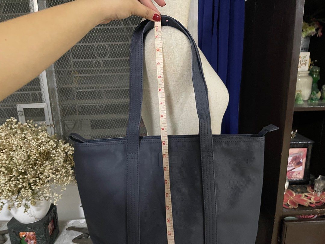 Authentic Lacoste Tote Bag (Category: Luxury Bags & Wallets) located in Quezon City. Submitted by onestock2024 (Listing ID 1332862439, Image 2). Description: 💳Mode of Payment: Gcash, BPI, and Cod 🚚Mode of Delivery: Grab (same day delivery), Lalamove (same day delivery), Gogo Express (far places), J&T (far places),or any courier preferred by the customer 📍Location: Project 8, QC ‼️ shipping fee is shouldered by the customer ‼️ Payment first is 