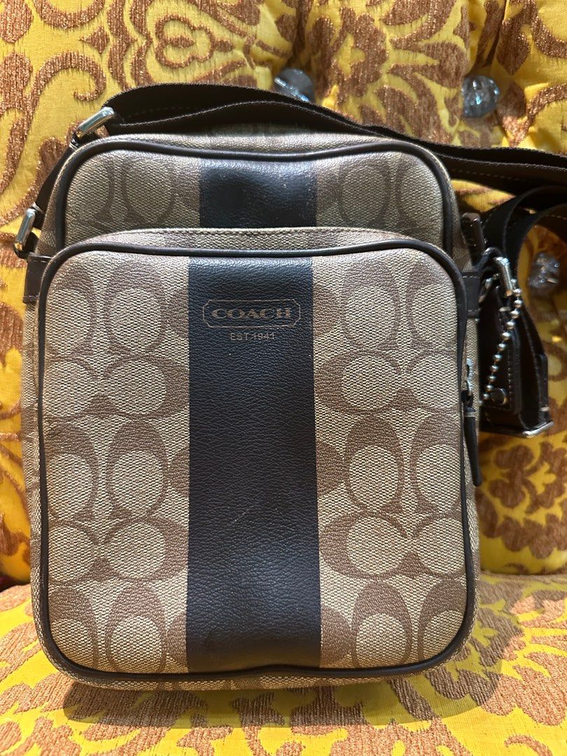 CoachAmazon (Category: Bags & Wallets) located in Kuala Selangor. Submitted by safiyaarissacollection (Listing ID 1332948110, Image 1). Description: -Original leather -Made in vietnam -Condition leather padu -Bebas torn/cracked -Zipper lancar -Complete tagging coach -Strap adjustable -Cod Puncak Alam, Selangor -Postage bagi yg berada diluar kawasan *Digalakkan untuk nego jgn segan silu*.