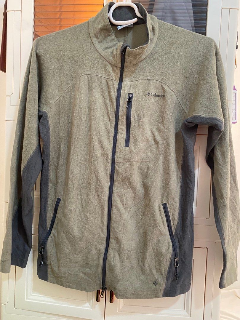 Columbia Fleece Jacket (Category: Coats, Jackets and Outerwear) located in Quezon City. Submitted by mattdwayne (Listing ID 1332866067, Image 1). Description: Columbia Fleece Jacket Size: Medium Width: 18 Length: 25 Has Washtags and Tag, Columbia on chest is Embroide. It has a fleece type fabric so i suggest wearing inner layer like t shirt or sando Issue: Need wash kase naimbak sa cabinet, Puller has minimal issue RFS: too small for me, declutte