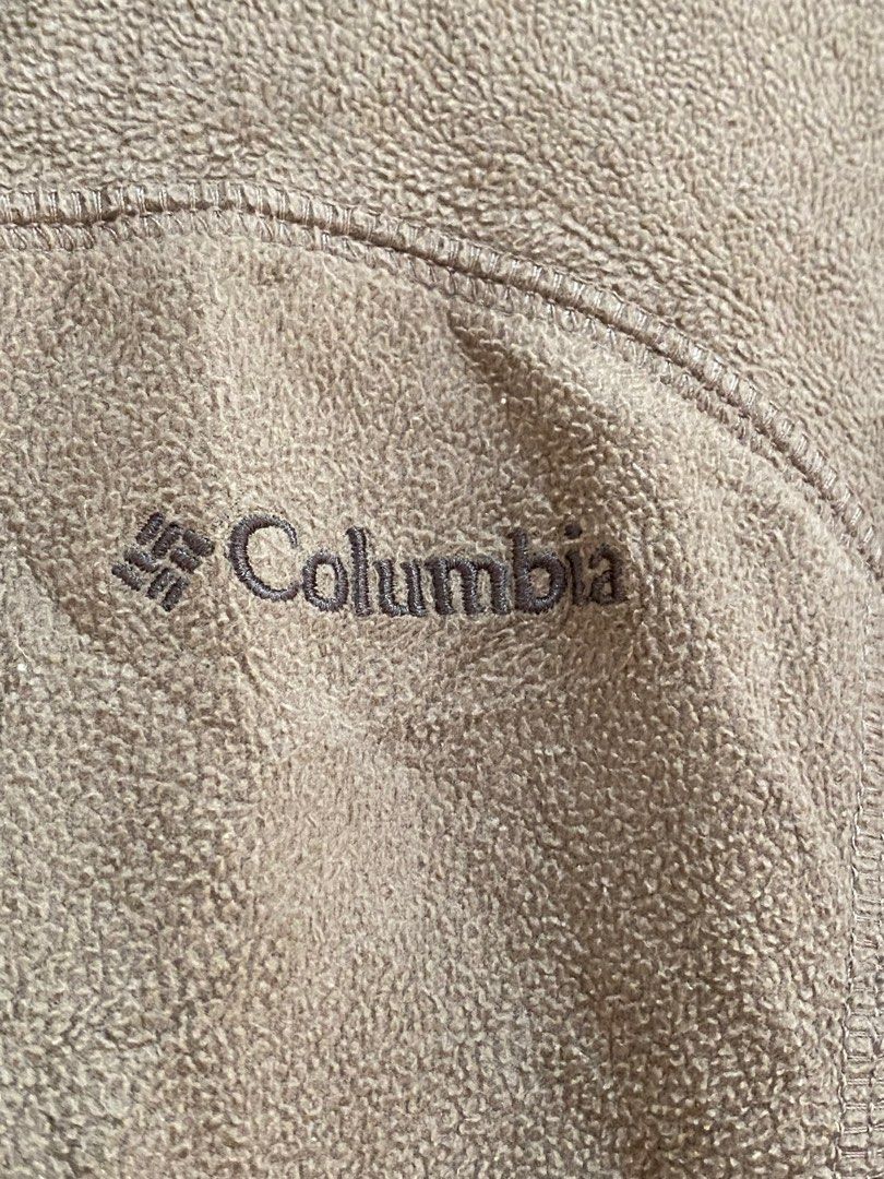 Columbia Fleece Jacket (Category: Coats, Jackets and Outerwear) located in Quezon City. Submitted by mattdwayne (Listing ID 1332866067, Image 3). Description: Columbia Fleece Jacket Size: Medium Width: 18 Length: 25 Has Washtags and Tag, Columbia on chest is Embroide. It has a fleece type fabric so i suggest wearing inner layer like t shirt or sando Issue: Need wash kase naimbak sa cabinet, Puller has minimal issue RFS: too small for me, declutte