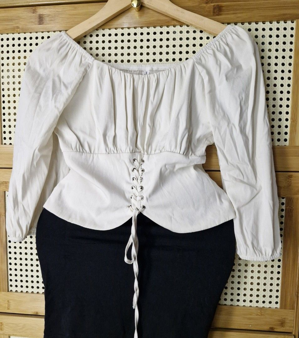 Corset style white top (Category: Longsleeves) located in Valenzuela. Submitted by fayespicks (Listing ID 1332874790, Image 1). Description: 𝘿𝙚𝙩𝙖𝙞𝙡𝙨: ♡ S𝒊𝒛𝒆: SMALL - MEDIUM ♡ 𝑪𝒐𝒏𝒅𝒊𝒕𝒊𝒐𝒏: 8/10 ♡ Bust: up to 38" ◇ Rfs: funds for our rescues 🐈🐕 ◇ Location: Valenzuela City ◇ Courier: Gogo express (no cod/cop) ◇ Mop: Gcash/bank transfer online ◇ you may also request for grab/lalamove within Metro Manila..