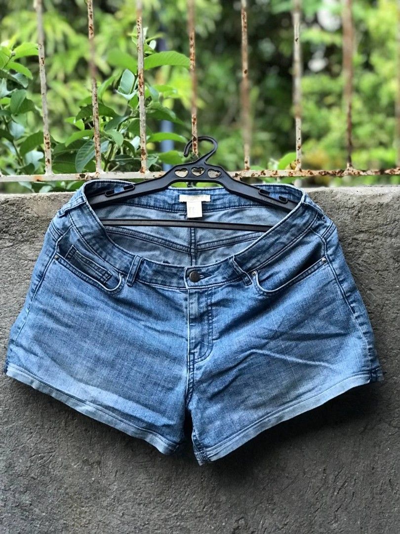 H&M Highwaist Denim Shorts (Category: Shorts) located in Manila. Submitted by inrah (Listing ID 1332800108, Image 1). Description: WAISTLINE : 32-33 inches RFS : Decluttering HONEST ISSUE: • Tatlong beses lang nagamit kasi medyo maluwag na sakin. • Soft denim • Walang butas or tastas • Color ng maong : 9/10 OVERALL CONDITION : 8.5/10.