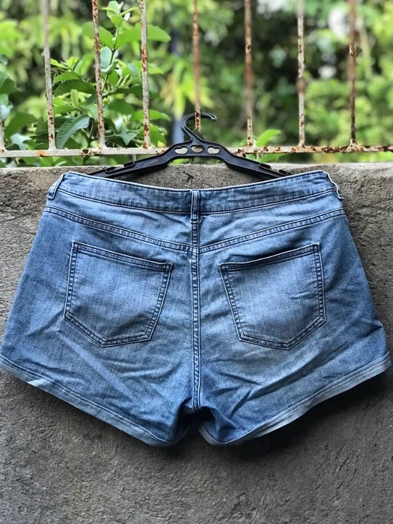 H&M Highwaist Denim Shorts (Category: Shorts) located in Manila. Submitted by inrah (Listing ID 1332800108, Image 2). Description: WAISTLINE : 32-33 inches RFS : Decluttering HONEST ISSUE: • Tatlong beses lang nagamit kasi medyo maluwag na sakin. • Soft denim • Walang butas or tastas • Color ng maong : 9/10 OVERALL CONDITION : 8.5/10.