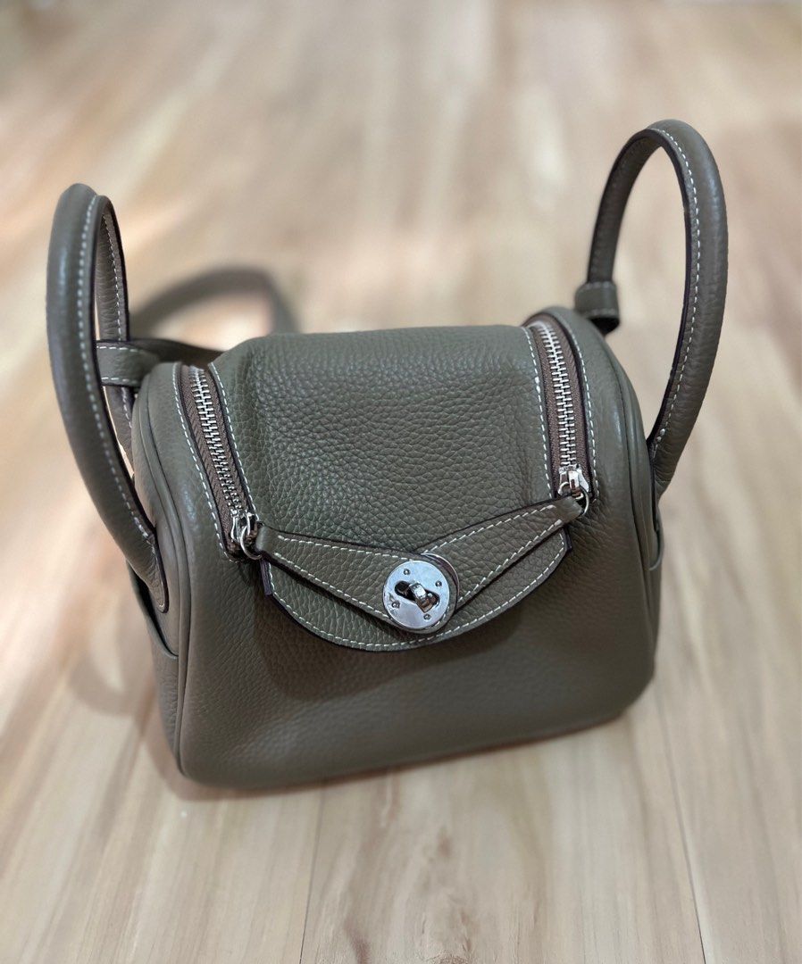 Leather Shoulder Cross Body Bag (Category: Purses & Pouches) located in Paranaque City. Submitted by msurfer (Listing ID 1332936675, Image 1). Description: Lindy design - Cowhide Genuine Leather bag Silver Hardware No brand, Lindy design Size : 20cm x 12cm x 16cm Texture : Cowhide Color : Grey Good condition It has few scuffs but due to storage .