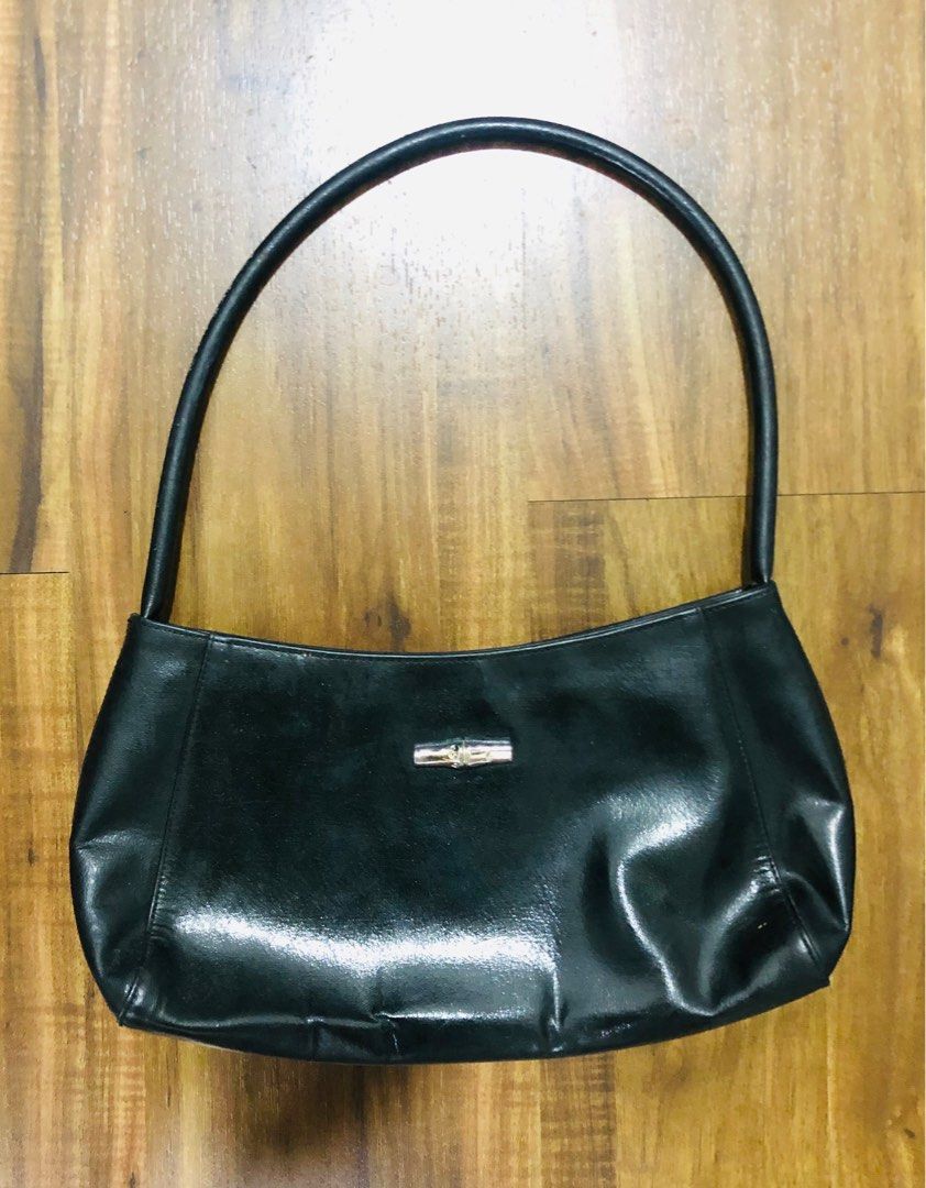 Longchamp Black Handbag (Category: Luxury Bags & Wallets) located in Las Pinas. Submitted by rarieap (Listing ID 1332951287, Image 1). Description: Selling my authentic Longchamp black leather handbag - Well used - No major issues, but can benefit from cleaning at a bag repair shop.