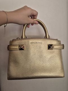 (Category: ) located in . Submitted by mamagaragesale (Listing ID 1332848882, Image 1). Description: .