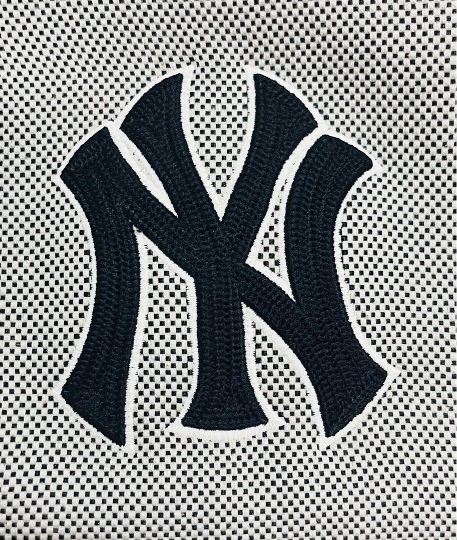 MLB crossbody bag (Category: Luxury Bags & Wallets) located in Iloilo. Submitted by yangfire (Listing ID 1332869521, Image 3). Description: Basic Big Logo Canvas Bucket Bag NEW YORK YANKEES What you see in the picture is what you can get. 🪬.