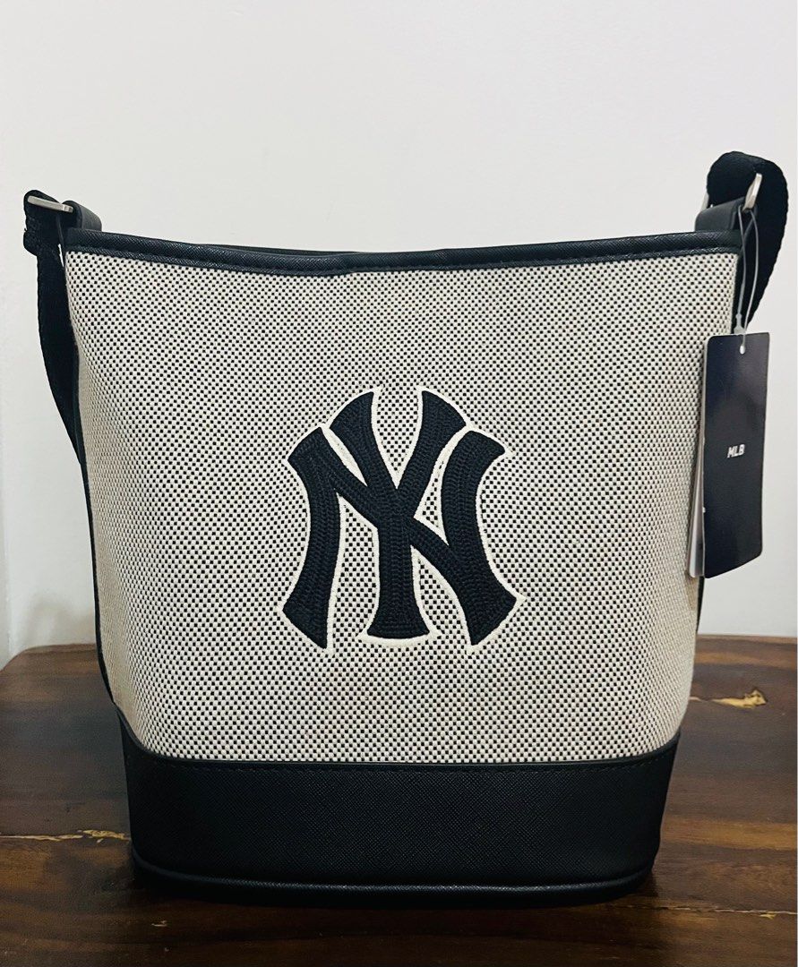 MLB crossbody bag (Category: Luxury Bags & Wallets) located in Iloilo. Submitted by yangfire (Listing ID 1332869521, Image 1). Description: Basic Big Logo Canvas Bucket Bag NEW YORK YANKEES What you see in the picture is what you can get. 🪬.