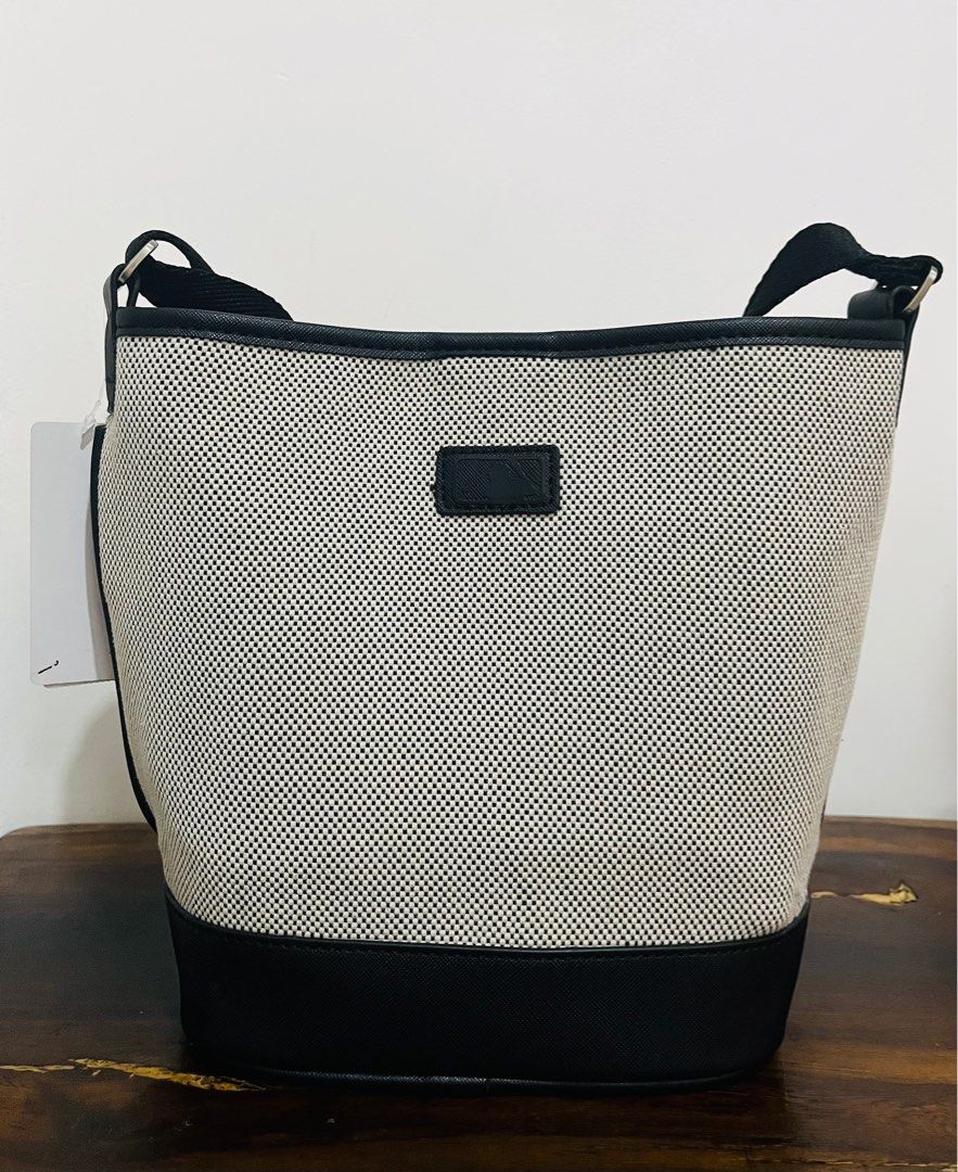 MLB crossbody bag (Category: Luxury Bags & Wallets) located in Iloilo. Submitted by yangfire (Listing ID 1332869521, Image 2). Description: Basic Big Logo Canvas Bucket Bag NEW YORK YANKEES What you see in the picture is what you can get. 🪬.