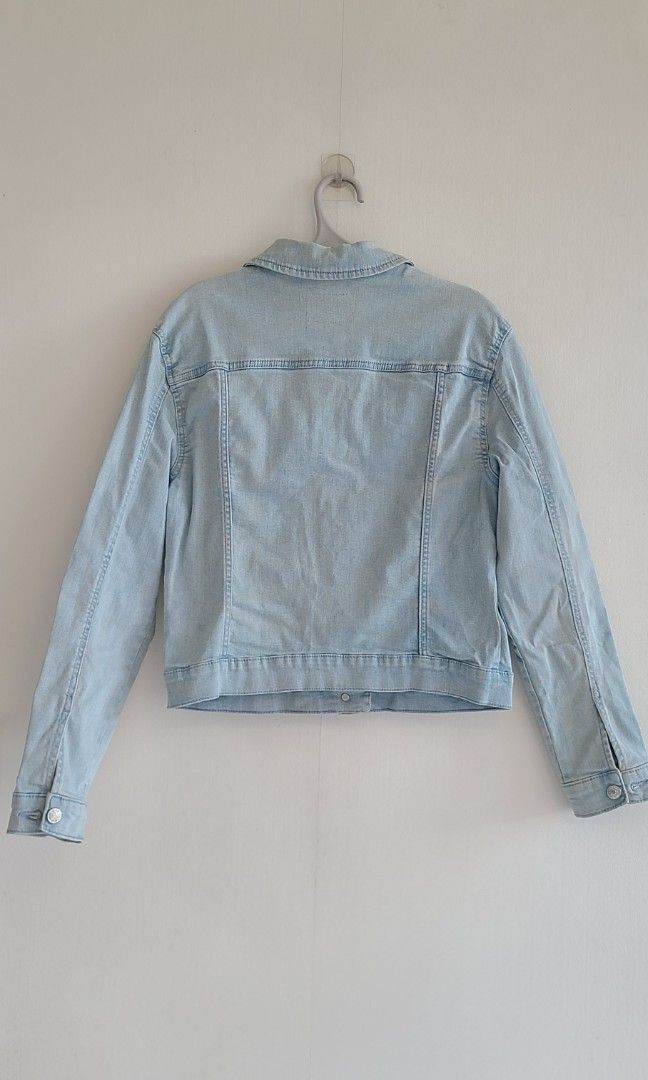 PULL & BEAR Basic Denim Jacket, 女裝, 上衣, 其他上衣 Carousell