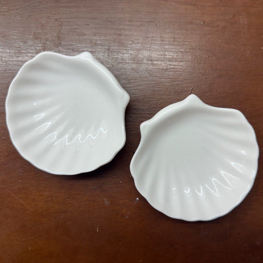 Shell-Shaped Ceramic Jewelry Dish (Category: Accessory Holder, Box & Organizers) located in Tigbauan. Submitted by declaitter (Listing ID 1332886890, Image 1). Description: Shell-Shaped Ceramic Jewelry Dish Take 2 for 300 In very good condition (please see photos) Approximately 10 x 10.5cm MOP: Gcash, Maya, BDO MOD: LBC, JNT.