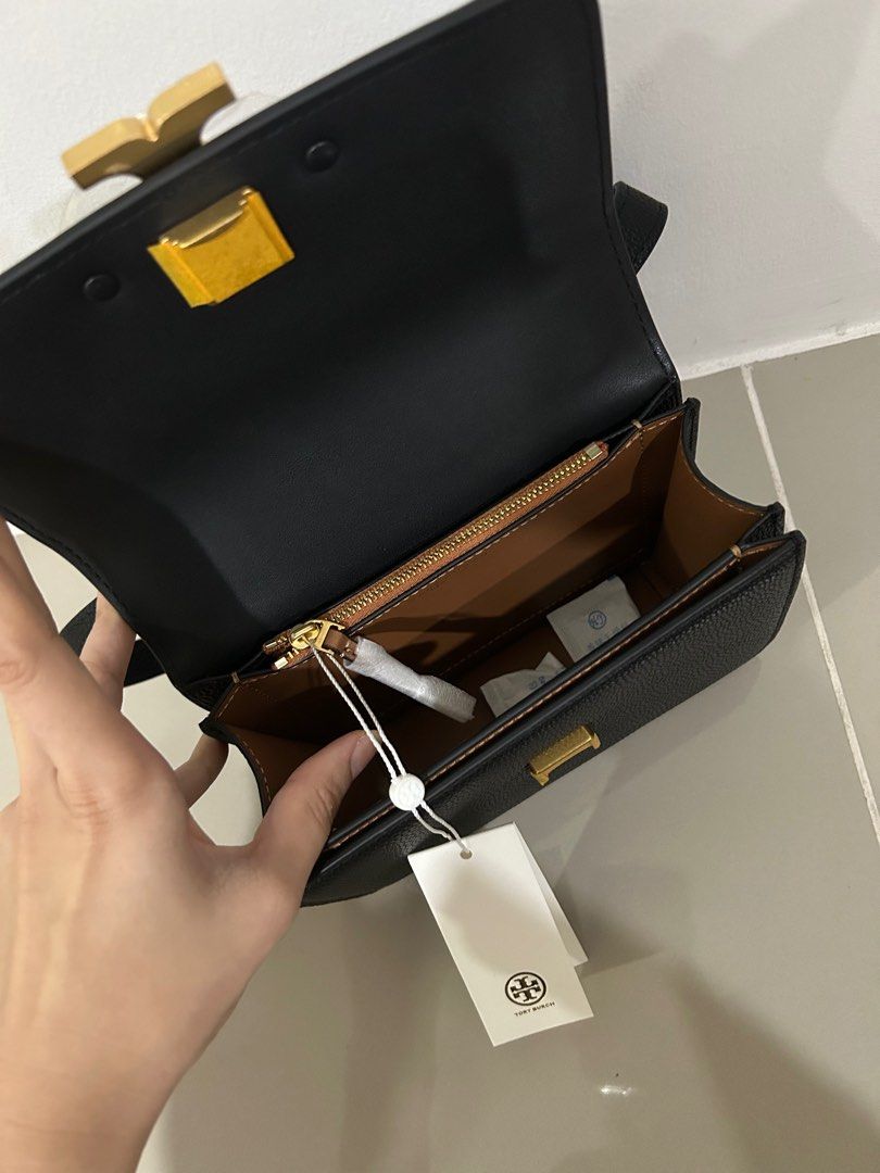 Tory Burch Eleanor Small Pebbled Bag (Category: Luxury Bags & Wallets) located in Quezon City. Submitted by maekuuh (Listing ID 1332949435, Image 2). Description: Authentic Used once October 2024 Measurement: Height: 5.3” (13.5cm); length: 7.5” (19cm); depth: 2.6” (6.5cm) Adjustable leather crossbody strap with 21.3” (54cm) drop Fabric/Materials: Main Body : 100% Calf Leather Trim : 100% Cow Leather Lining : 100% Polyurethane (PU) Pebbled leather