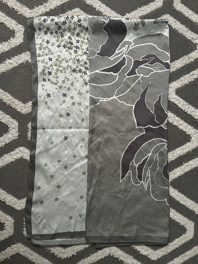 Ariani shawl (Category: Hijabs) located in Melaka Tengah. Submitted by sazanasir (Listing ID 1333065708, Image 1). Description: Shawl ariani hijau-hijau kelabu . .