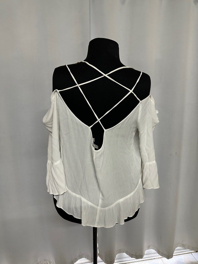 ASOS CURVE OFF SHOULDER LOOSE TOP / blouse (Category: Blouses) located in Dumaguete. Submitted by prelovedbysuzy (Listing ID 1333072661, Image 3). Description: ASOS CURVE TOP LOOSE OFF SHOULDER CROP TOP Plus size / asos curve. / size Uk20 THERE ARE parts of the top na mejo yellowish already, not too noticeable unless seen up close Negotiable .