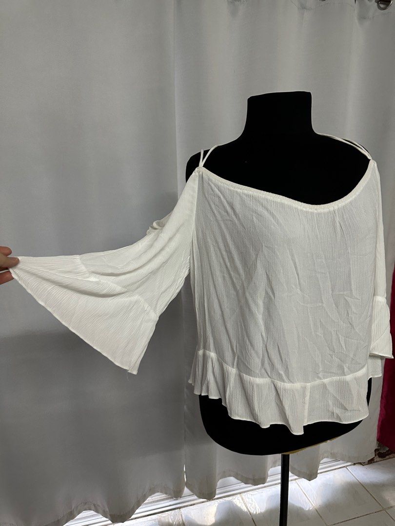 ASOS CURVE OFF SHOULDER LOOSE TOP / blouse (Category: Blouses) located in Dumaguete. Submitted by prelovedbysuzy (Listing ID 1333072661, Image 2). Description: ASOS CURVE TOP LOOSE OFF SHOULDER CROP TOP Plus size / asos curve. / size Uk20 THERE ARE parts of the top na mejo yellowish already, not too noticeable unless seen up close Negotiable .
