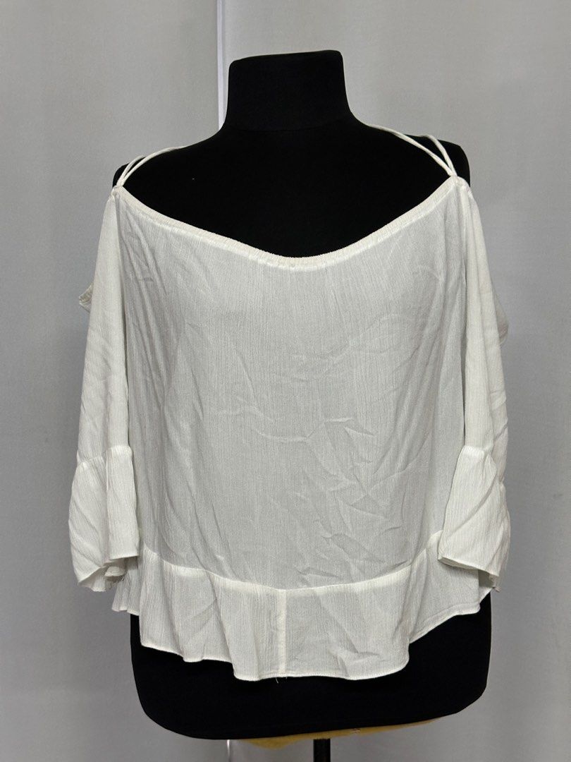ASOS CURVE OFF SHOULDER LOOSE TOP / blouse (Category: Blouses) located in Dumaguete. Submitted by prelovedbysuzy (Listing ID 1333072661, Image 1). Description: ASOS CURVE TOP LOOSE OFF SHOULDER CROP TOP Plus size / asos curve. / size Uk20 THERE ARE parts of the top na mejo yellowish already, not too noticeable unless seen up close Negotiable .
