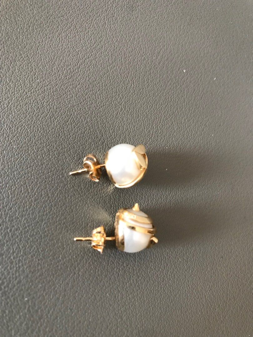 Cartier pearl earrings top