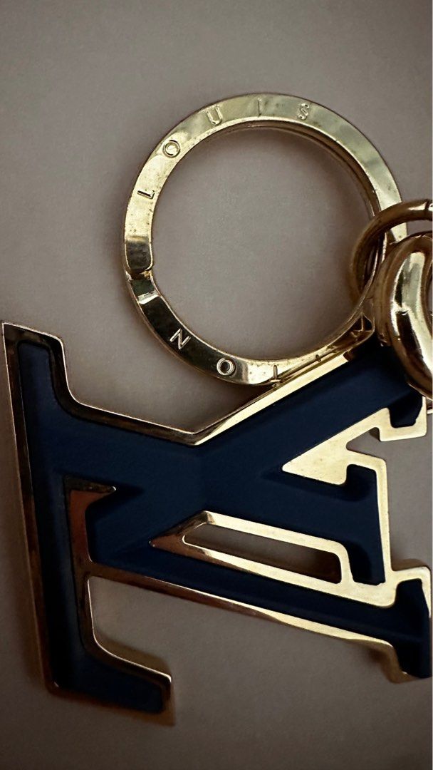 <Authentic> LV Bag Charm (Category: Luxury Bags & Wallets) located in Quezon City. Submitted by ror-y (Listing ID 1333133766, Image 3). Description: With box .