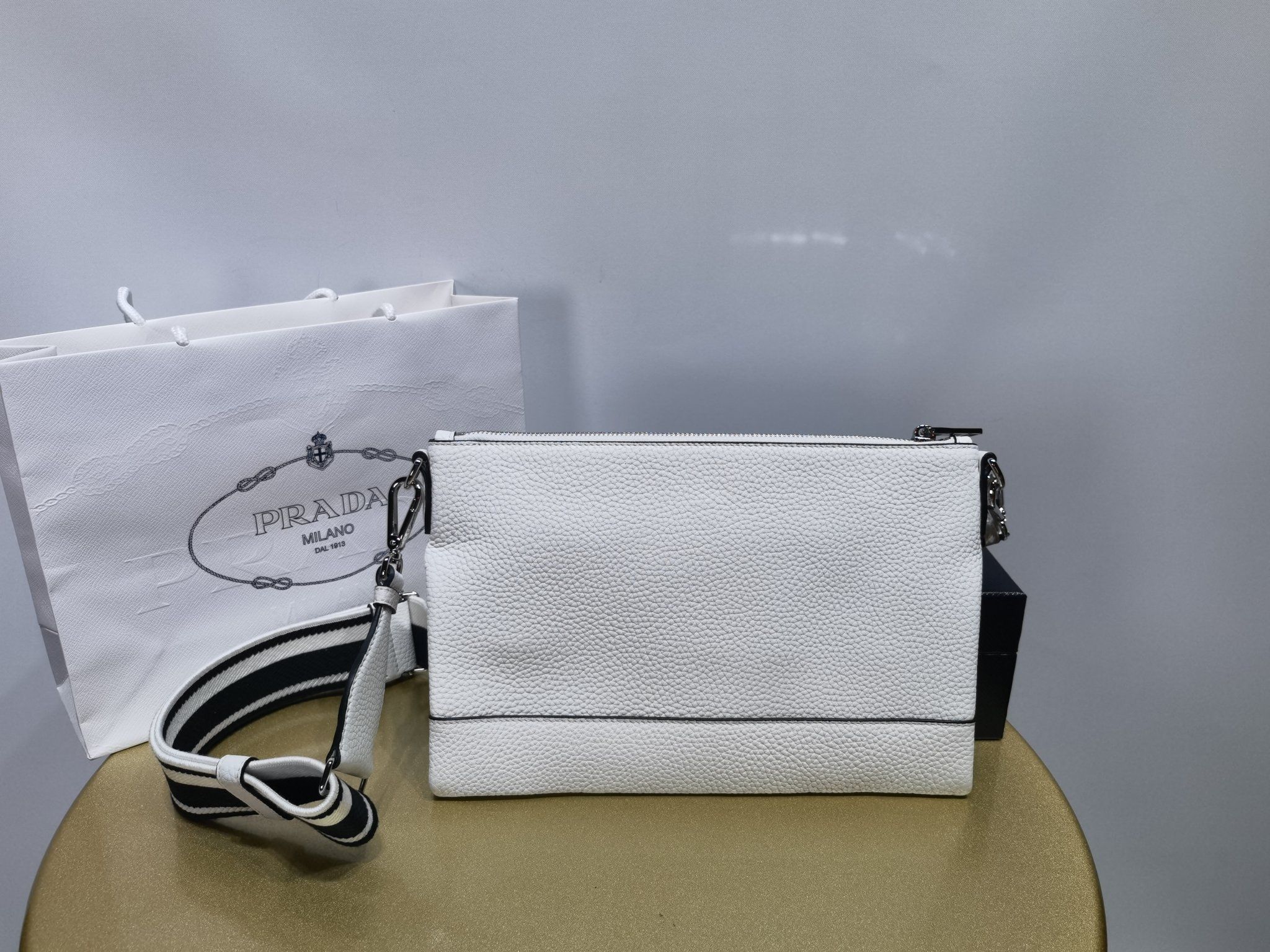 Thin shoulder bag clearance